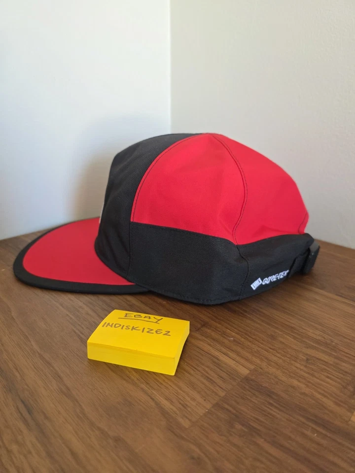 Gorra The North Face Mountain Goretex 5 paneles roja negra unisex con tirantes Foto 3 de 4