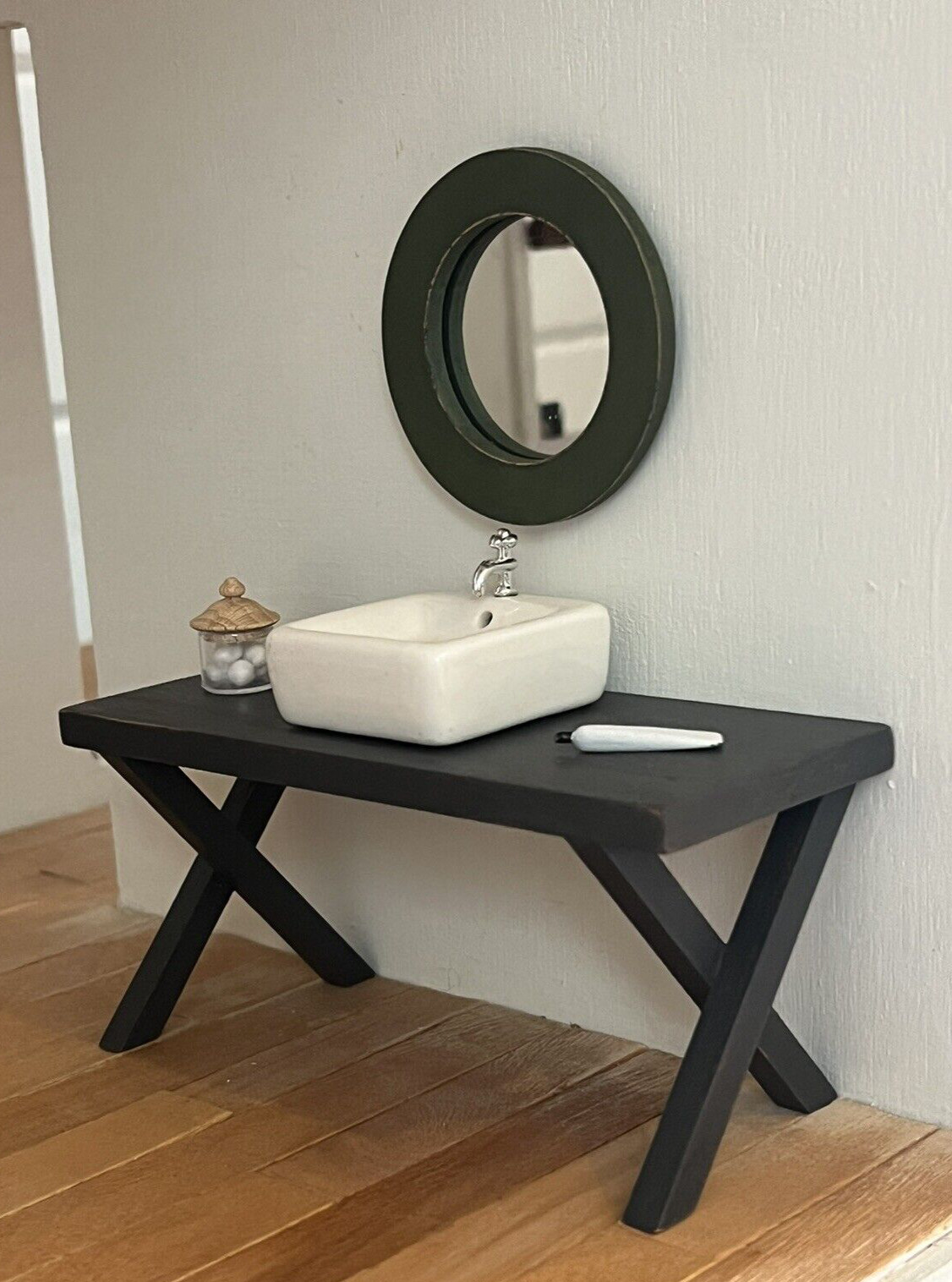 Mueble de baño escala 1:12 para casa de muñecas lavabo sobre mesa con espejo y extras