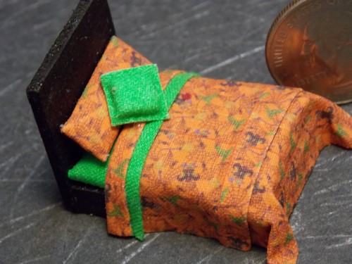Dollhouse Miniature Halloween Bed 1:48 Quarter inc scale 1/4 B282 Dollys Gallery - Picture 3 of 3