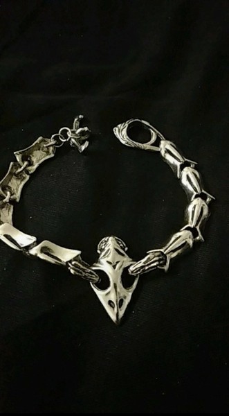 Bonita pulsera rokera en metal en buen estado como nueva.