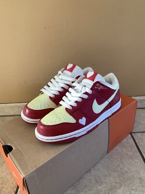 Nike Dunk Low WMNS 2004 Valentines Day Size 6 Varsity Red Hearts SB Vintage
