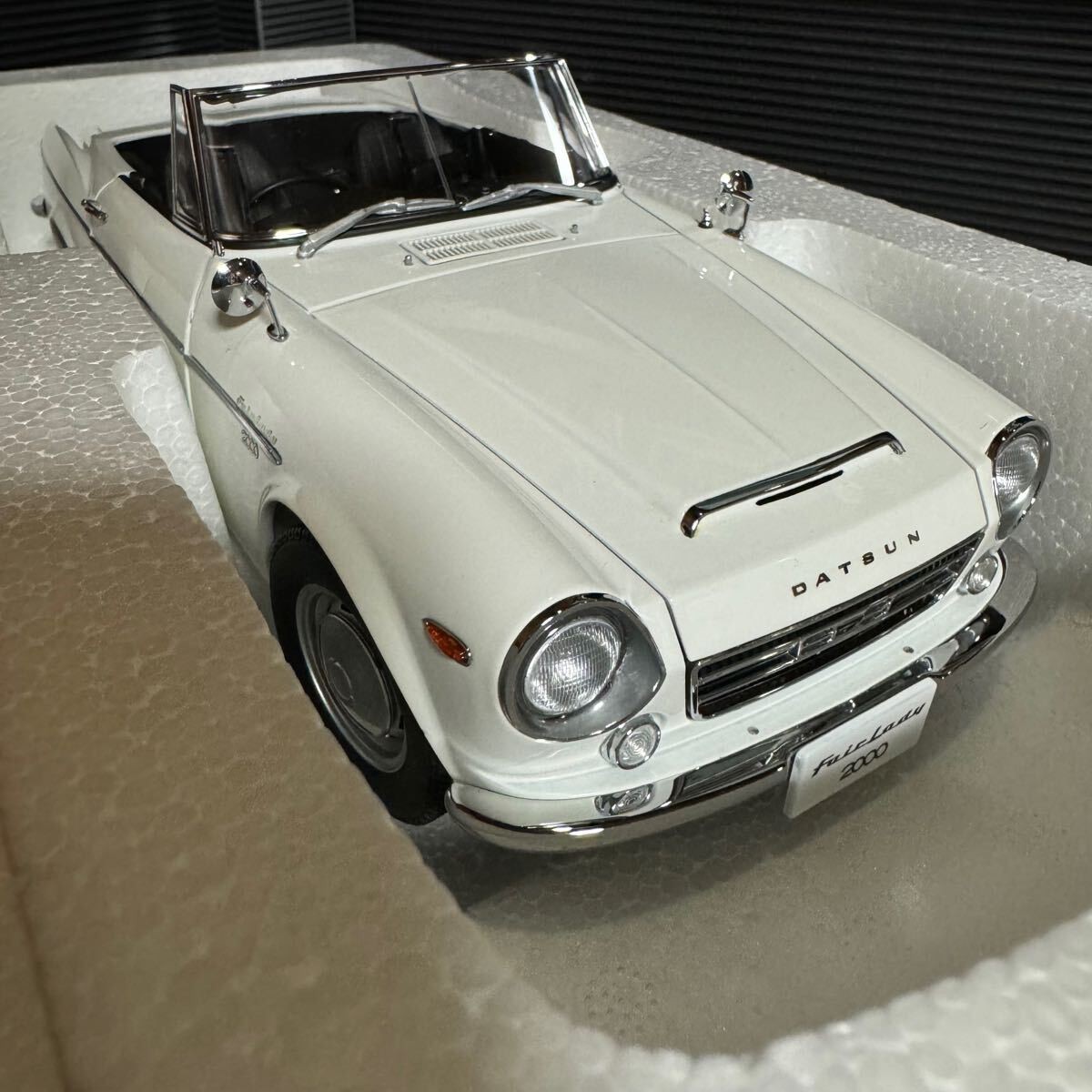 ミニカー 1/18 DATSUN Fairlady 2000 (SR311) White Auto Art 1/18 Datsun Fairlady 2000 SR311 Diecast White