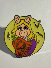 Miss Piggy Kermit Squash Muppets Halloween 2024 Glow in the Dark Disney Pin G1