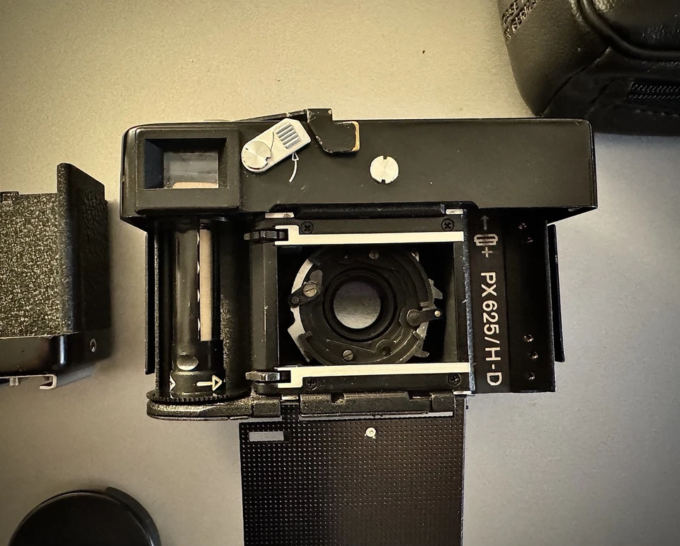 Câmera Rollei 35 S preta com lente 40mm f2.8 Sonnar HFT 35S - Imagem 2 de 4