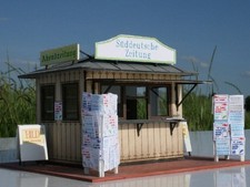 Zeitungskiosk  ,  Sperrholz gelasert + Polystyrol gefräst, Spur 1 ; M 1:32