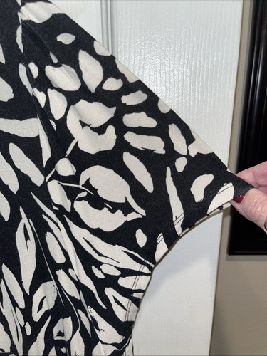 Nicole Miller Shift-dress / 3X / rayon and spandex / Black & White / Wavy Hem - Picture 5 of 8