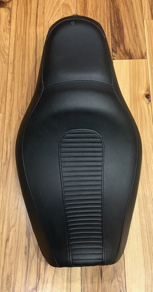 2004-2005 Harley Dyna seat OEM ribbed seat Super Glide Lowrider - Image 2 of 4