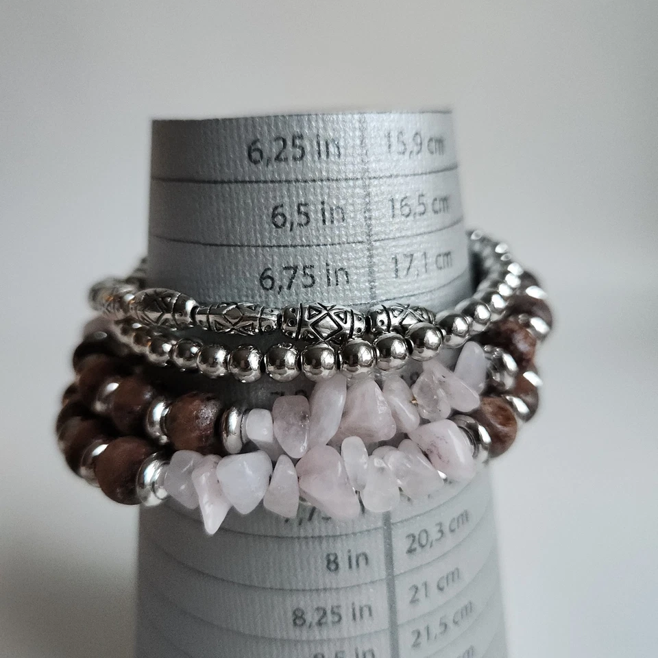 Pulsera envolvente de alambre de memoria cuentas tono plata astillas de madera y cuarzo rosa Foto 4 de 4