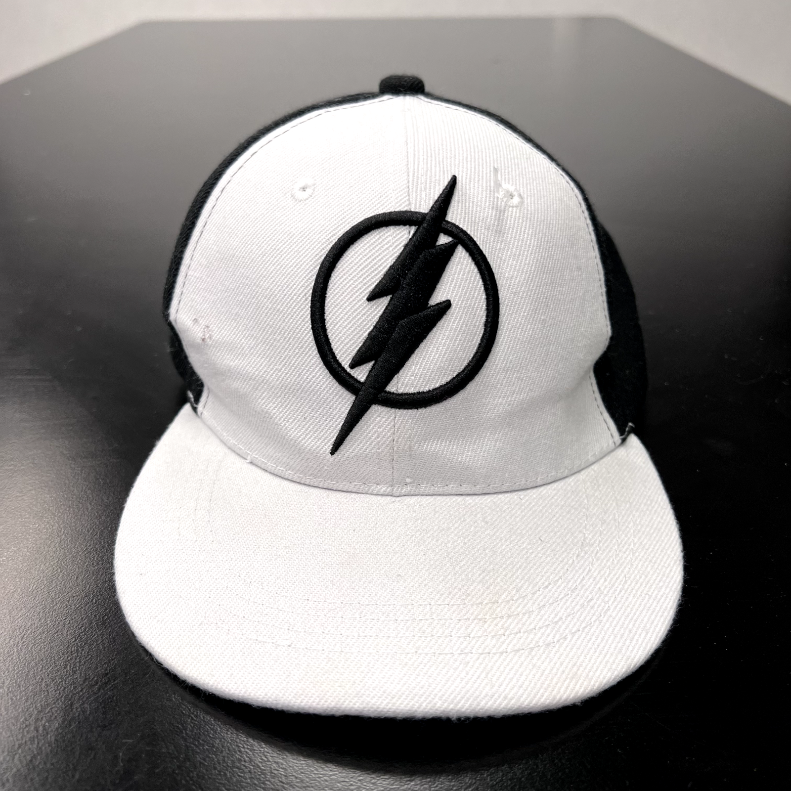 Six Flags Official Adjustable Snapback Hat White Black Brim Flash