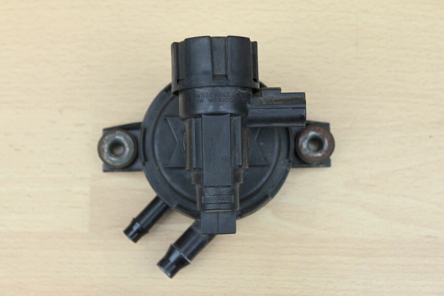 PURGE VALVE FUEL VACUUM SOLENOID Jaguar XK8 XKR 20002002 LJB1515AA