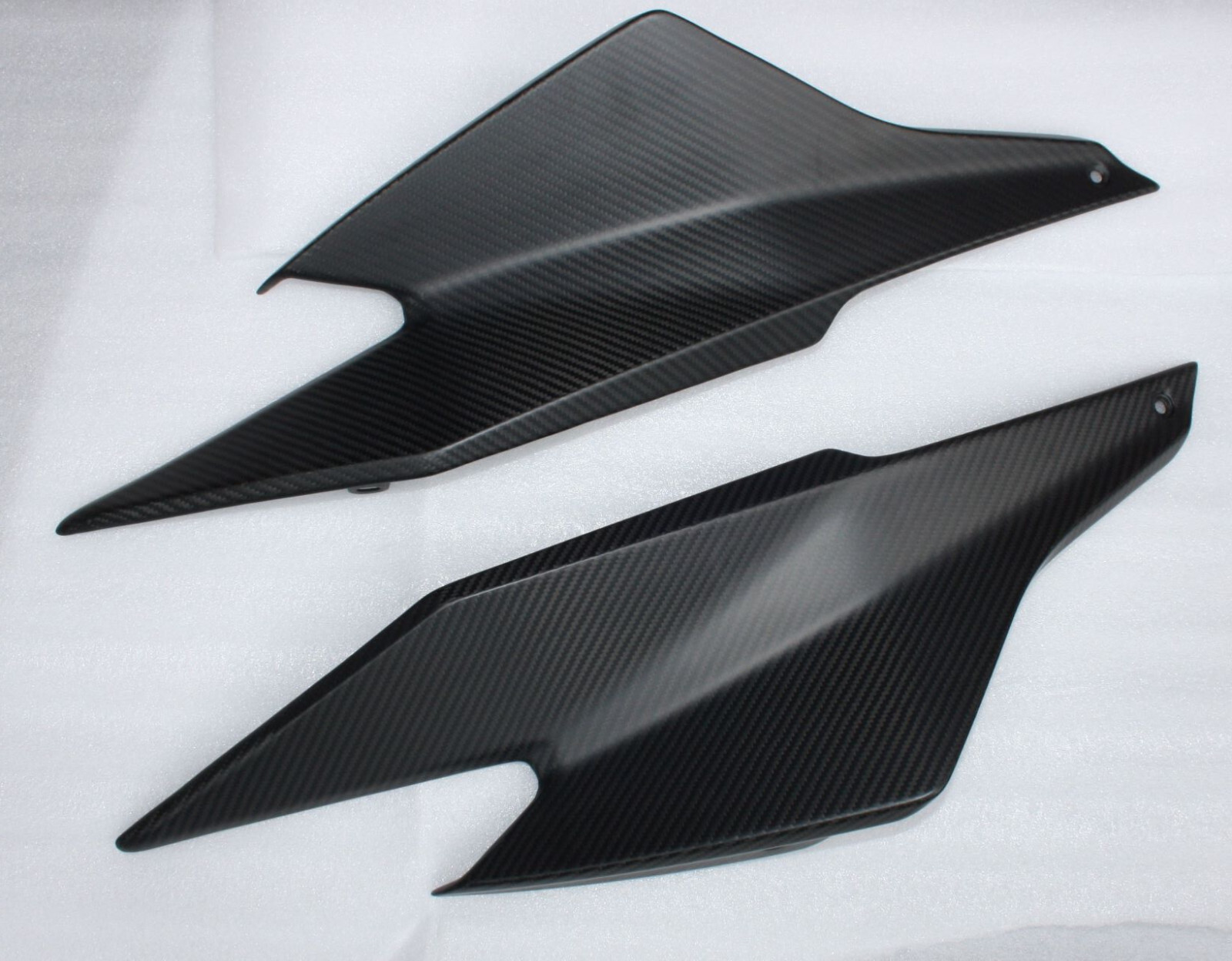 Flancs caches lateraux KTM Superduke R 1290, carbone mat ultra leger et resistant