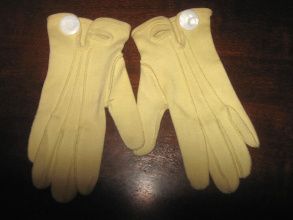 Guantes vintage para damas tela mostaza dorada con detalles de botón de perlas planas grandes 1940 Foto 2 de 4