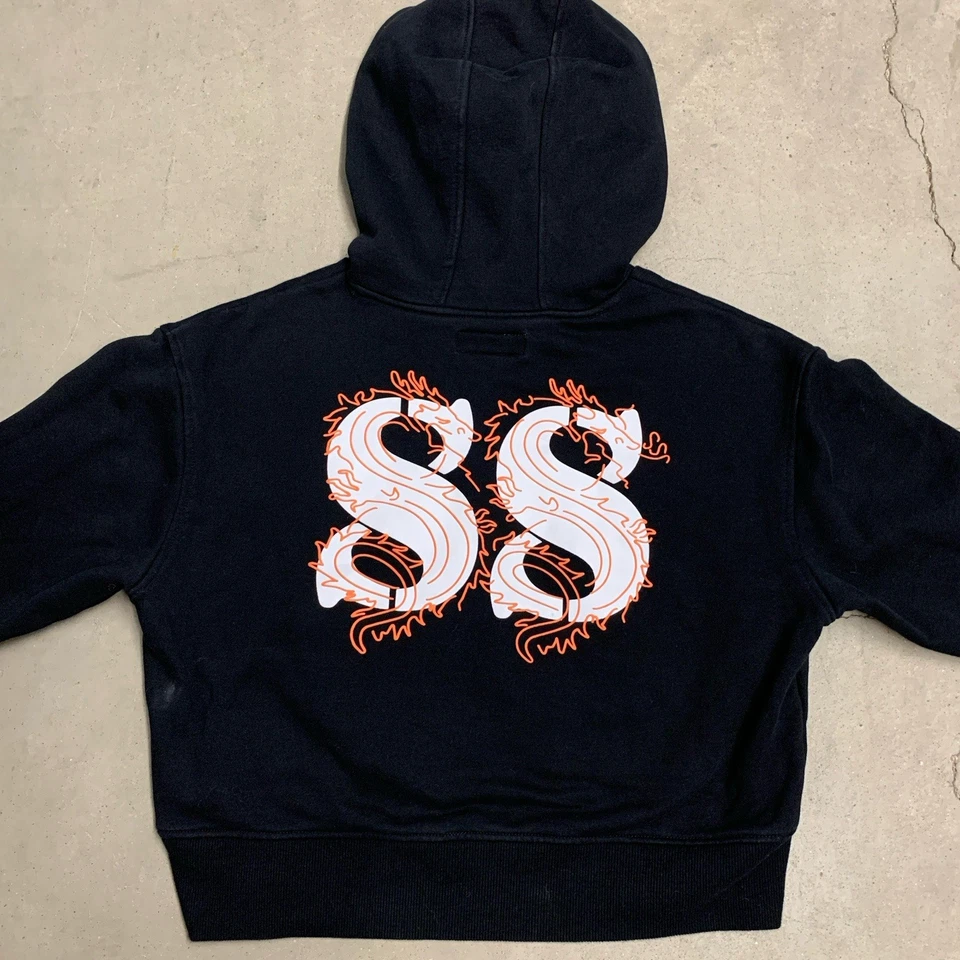 Sudadera con capucha corta grande negra Guess 88 Rising Head In The Clouds para mujer Foto 2 de 4