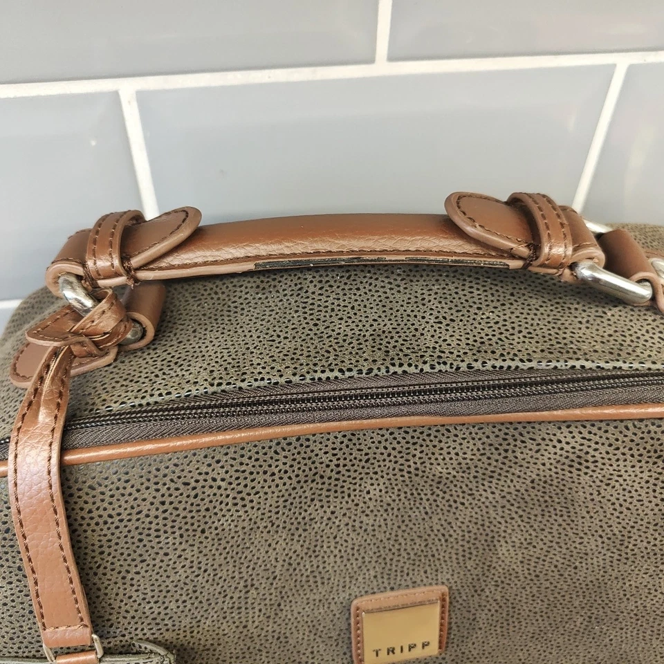 Tripp Olive Green Cabin Flight Bag Overnight Vanity bag Hand Luggage Makeup Bag - Image 4 of 4