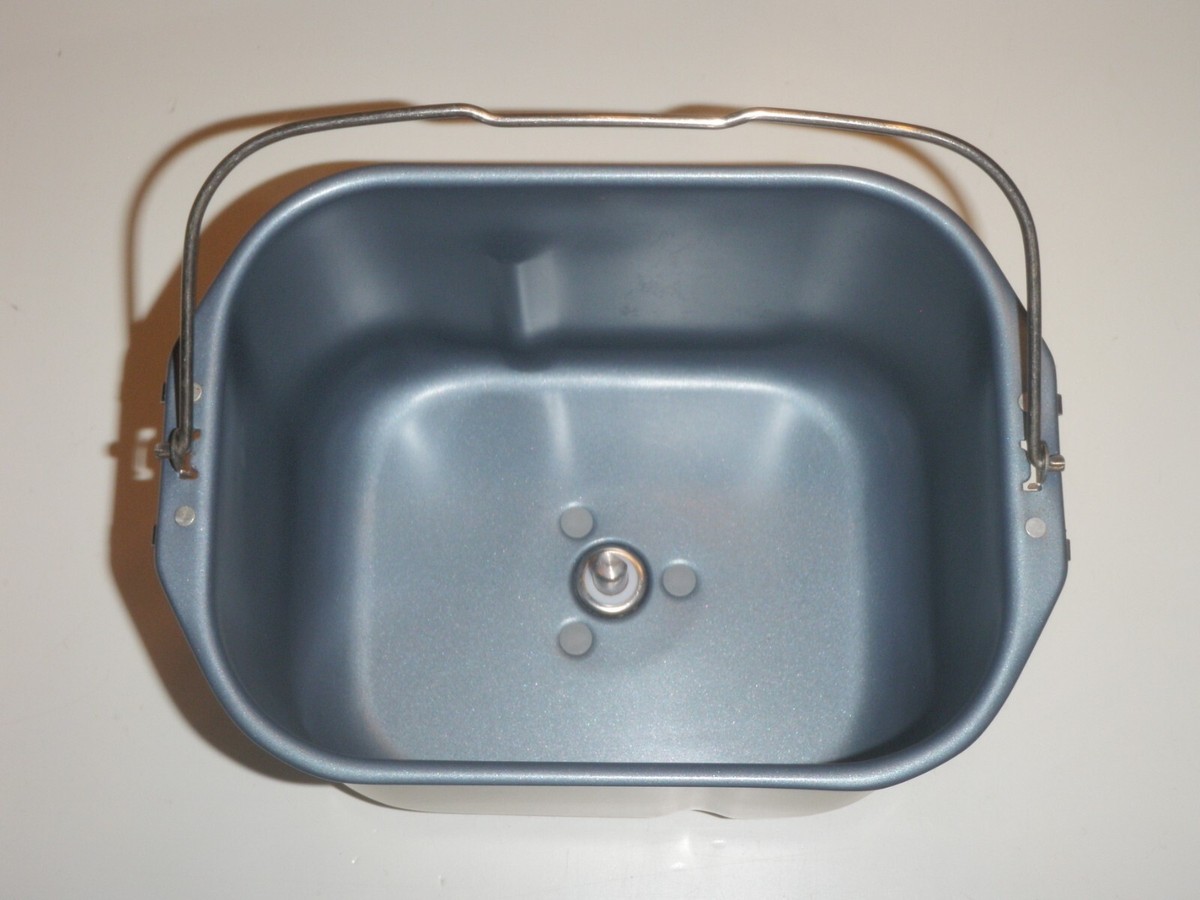 Macchina Impastatrice Sorridente Di Pouring Flour In Del Panettiere Maschio 71703164