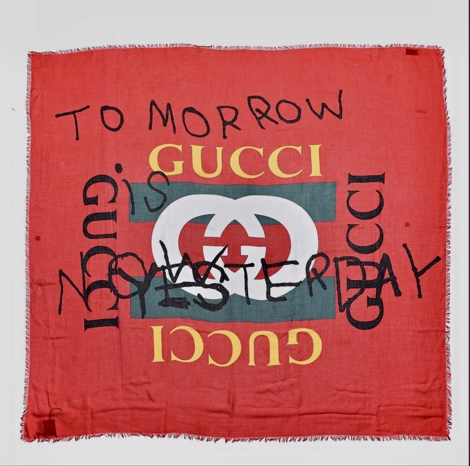 Écharpe en soie Gucci « Tomorrow is Now Yesterday » pashmina / châle   NEUF