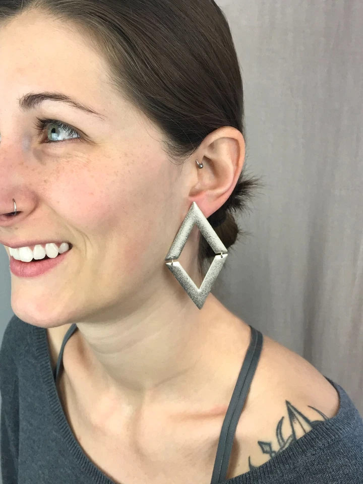 Pendientes colgantes Sheila Fajl en V enchapados en plata Foto 4 de 4