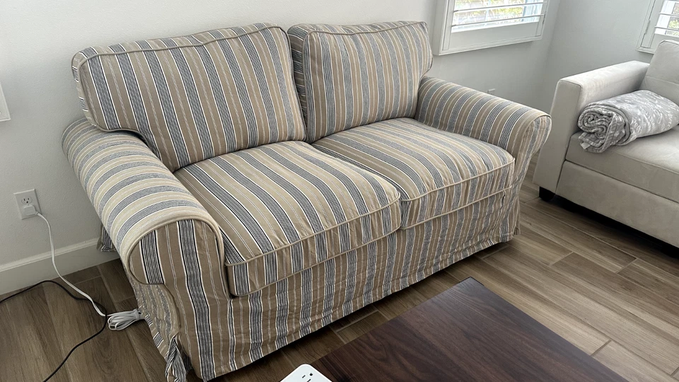 SOFÁ UPPLAND IKEA, sofá a rayas, estado nuevo, necesita venderlo lo antes posible Foto 2 de 4