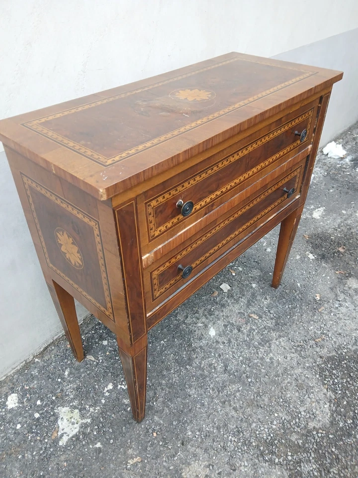 PICCOLO COMO' INTARSIATO STILE LUIGI XVI EPOCA 1960 - 2 CASSETTI E PIEDI A PUNTA - Immagine 2 di 4