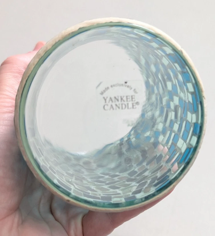 Portavelas Yankee soporte de mosaico; verde azulado y transparente; 6 pulgadas de alto por 3 1/2 pulgadas de ancho Foto 2 de 3