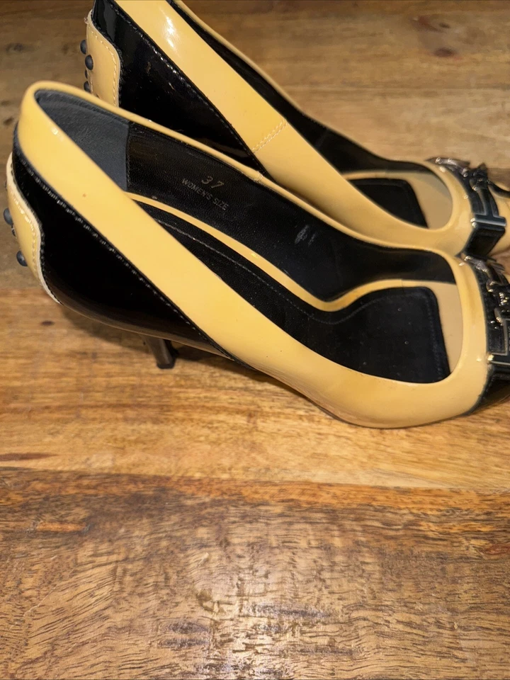 Tacones TOD'S beige y negro punta abierta charol - talla 37 Foto 2 de 4