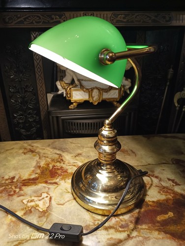 Vintage große Messing Bankers Schreibtischlampe mit grünem Glasschirm - voll funktionsfähig