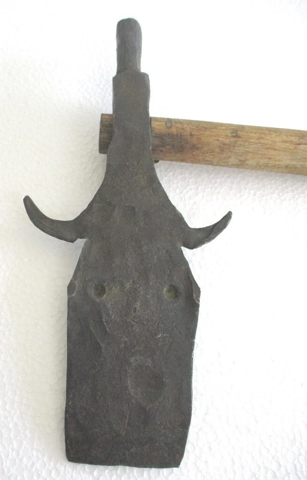 ANTIQUE OLD UNUSUAL RARE BATTLE AXE WITH EYES - Image 2 of 4