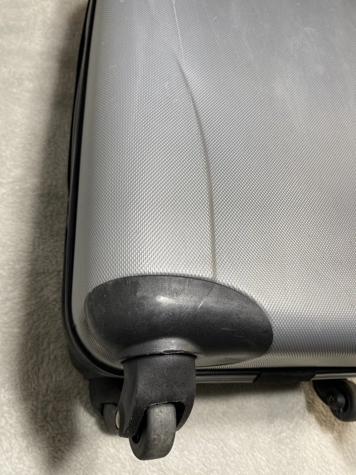 Bonito equipaje Heys 21” rígido giratorio plateado 4 hilanderos policarbonato hecho en EE. UU. Foto 3 de 4