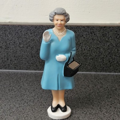 Kikkerland Solar Power Waving Queen Elizabeth Figurine, Works!