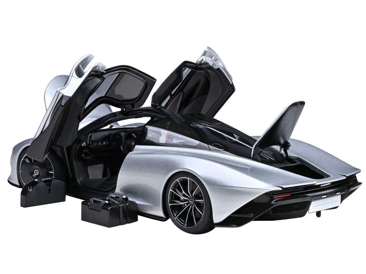 1/18 McLaren Speedtail Supernova Silver W/Suitcases Model