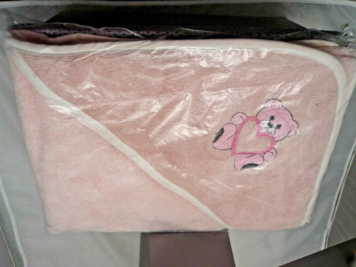 Cape de bain bébé rose éponge motif brodé ours avec coeur  75 x 75 cm - Afbeelding 1 van 2
