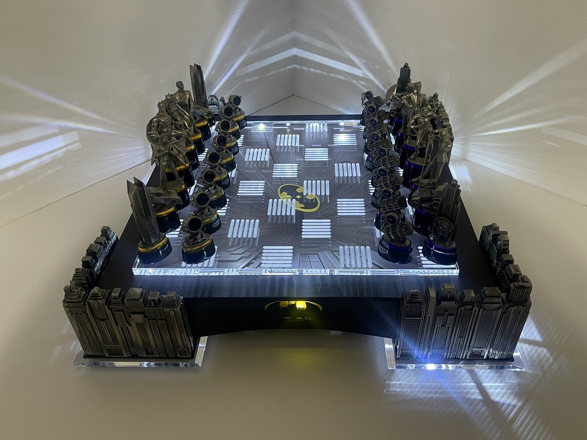 BATMAN GOTHAM CITY LED PROJECTION CHESS SET NOBLE COLLECTION
