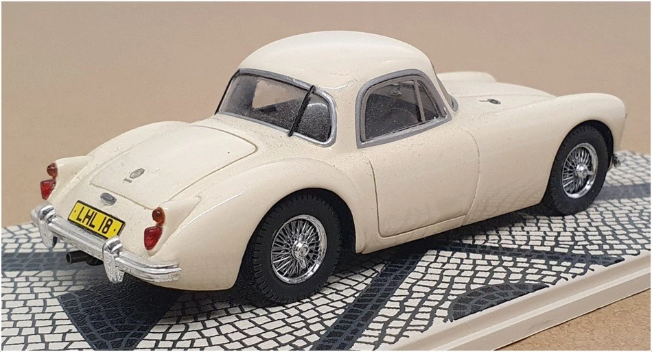 Bizarre 1/43 Scale Resin BZ348 - 1960 MGA 1600 - Ivory - Image 2 of 4