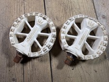 OLD SCHOOL BMX MX VP-800 PEDALS ROUND PLASTIC 9/16 THREADS WHITE PAIR USED