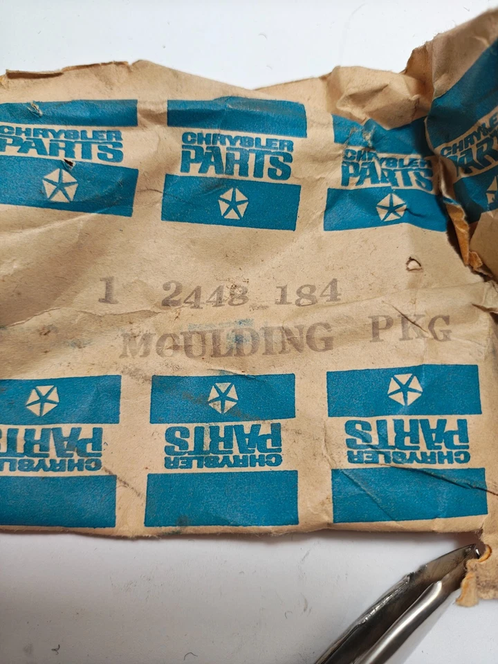 Cuarto de panel trasero derecho Plymouth 1963-1964 carrocería B moldura cromada 2448184 nuevo en stock Foto 4 de 4
