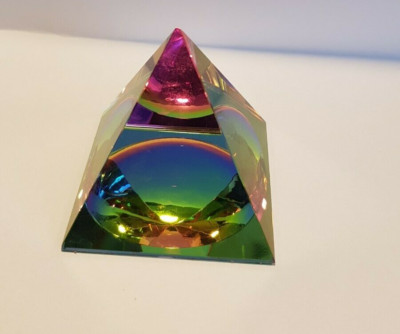 Kristall Pyramide High Frequency - Regenbogen