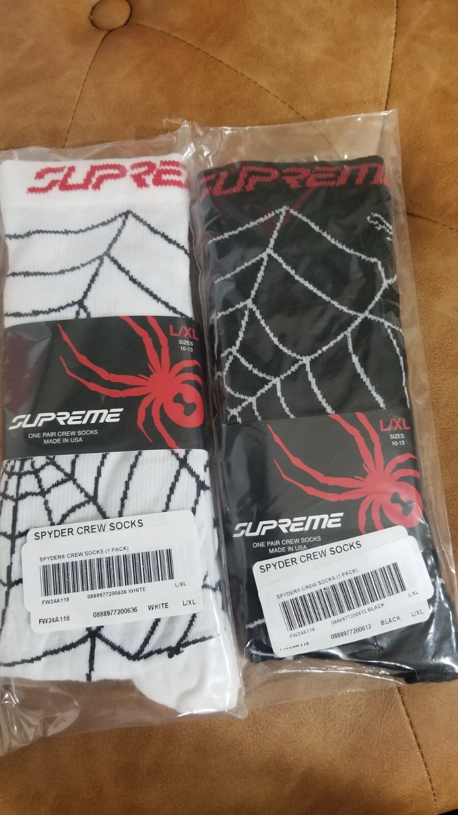 2 paires de chaussettes Spyder x Supreme FW24 Crew, 1 blanche, 1 noire (1 paire par paquet)