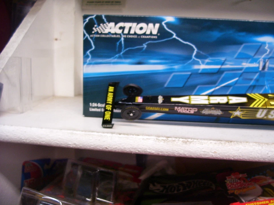 2005 1/24 TONY SCHUMACHER US ARMY ACTION LIQUID COLOR NHRA TOP FUEL - Image 3 of 4