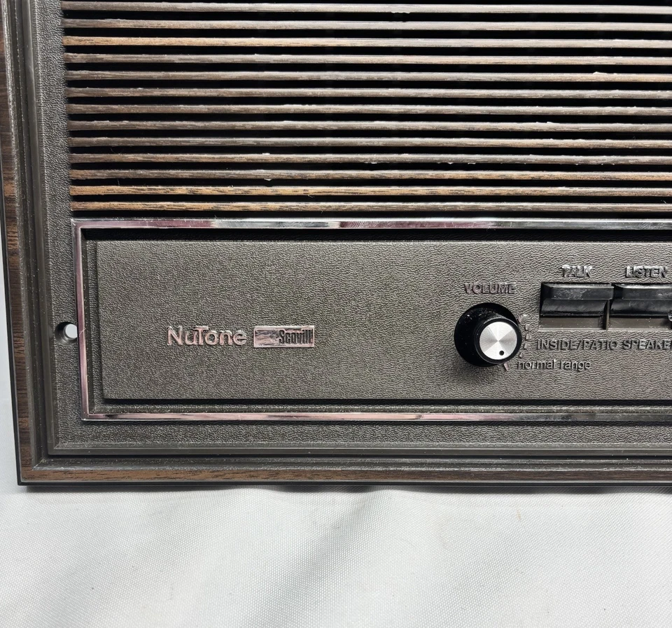 Panel de altavoces intercomunicador de pared NuTone Scovill LSA-40 12x12 Woodgrain MCM de colección Foto 2 de 4