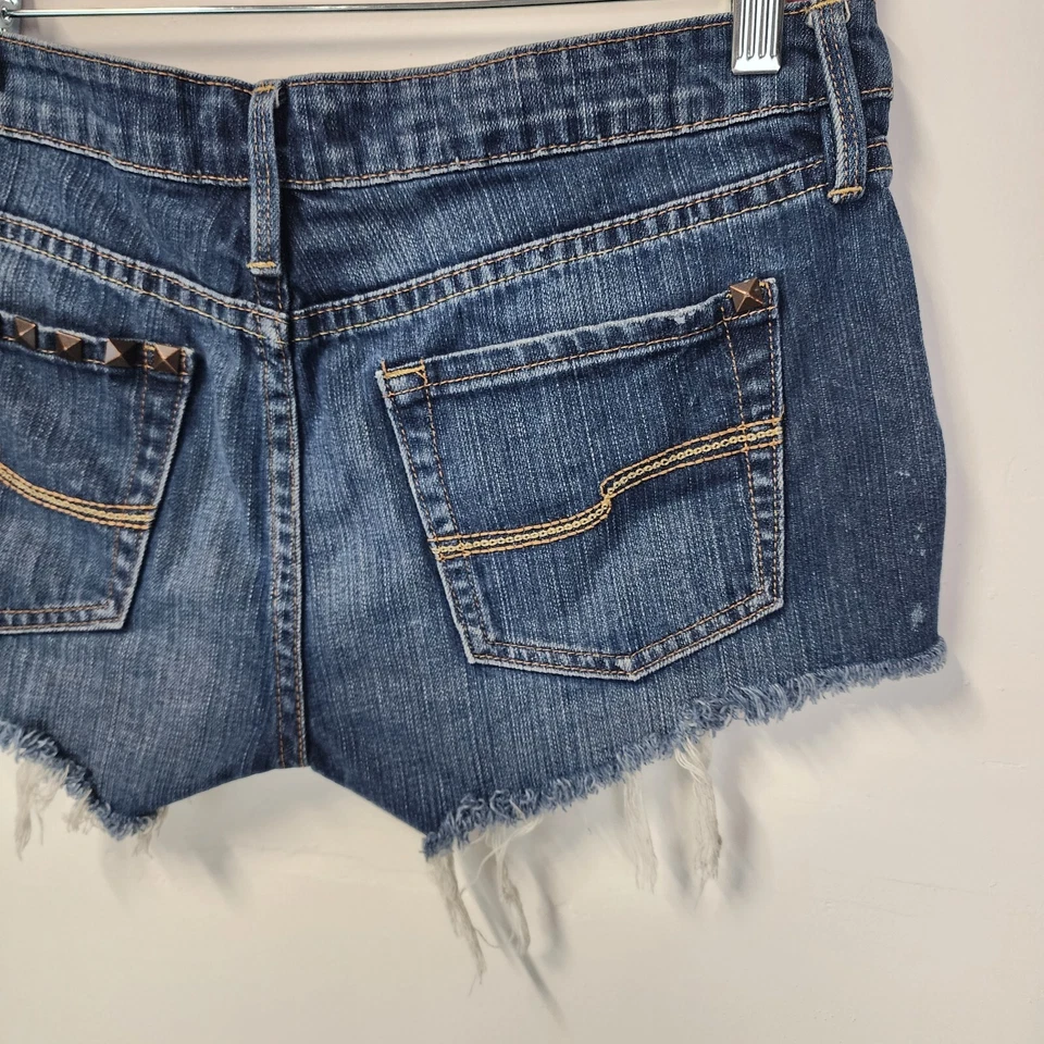 Pantalones Cortos de Jean Boho Con Tachuelas Inclinables Talla 7 Corte Bajo Dobladillo Crudo Envejecido  Foto 4 de 4