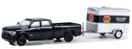 GREENLIGHT - DODGE Ram 2500 2023 con rimorchio GULF OIL della serie Hitch & T... - Foto 1 di 1