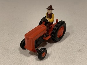 FARMER RIDING TRACTOR! O GAUGE PEOPLE FIGURE GREAT FOR FARM FIELD BARN SCENE