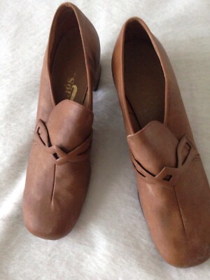 Very Nice Women's Pumps Brown Leather Look Low Heel Size 8 AA