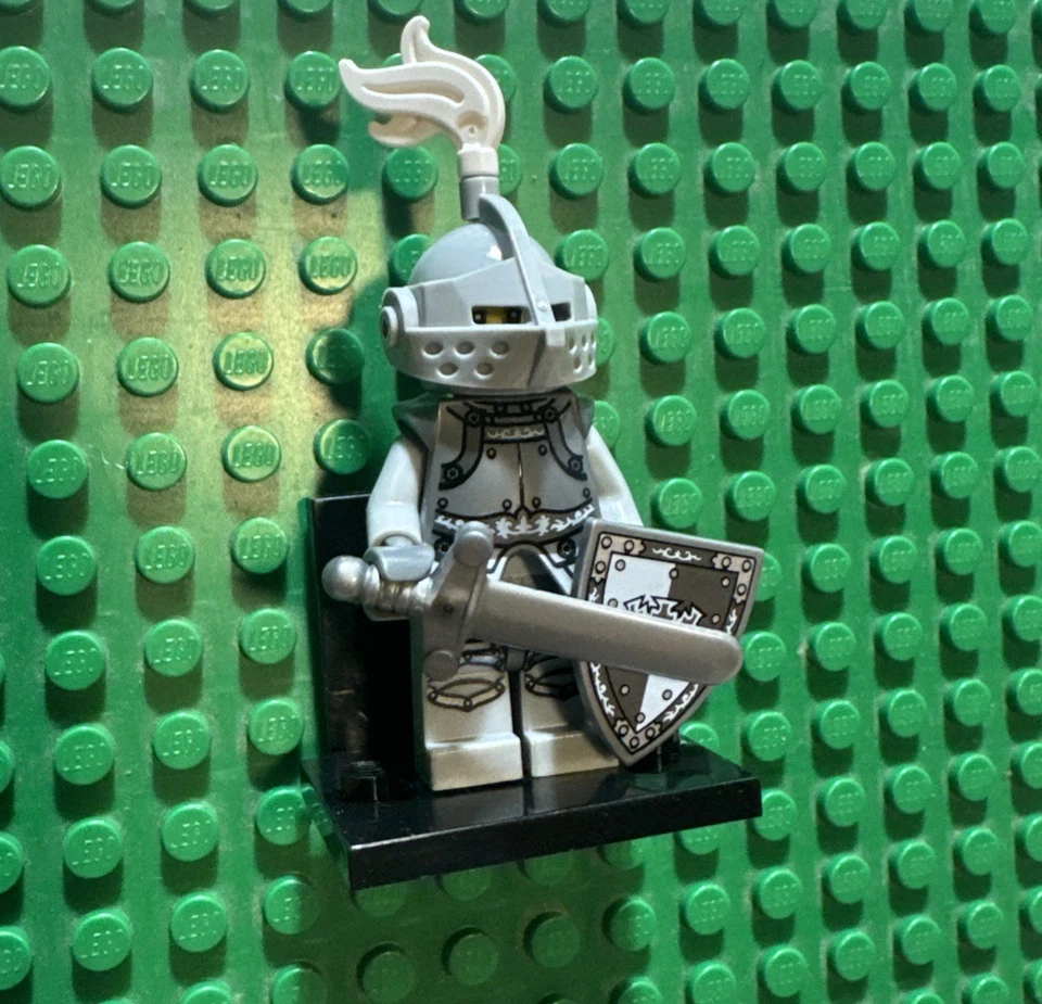 LEGO Heroic Knight Minifigure - Series 9 Collectible - 71000 CMF ***NEW*** - Image 2 of 3