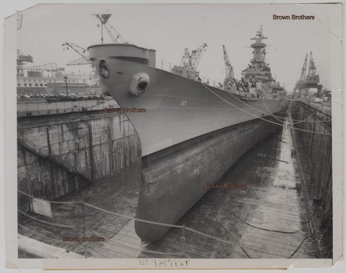 Vintage 1950 Schlachtschiff USS Missouri in Werft Trockendock nach Erdung Foto