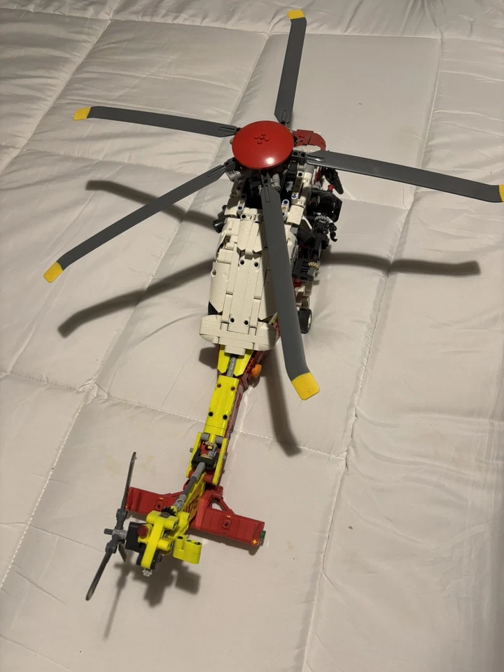 LEGO Technic 42145 Airbus H175 Rescue Helicopter, photo 3 of 5