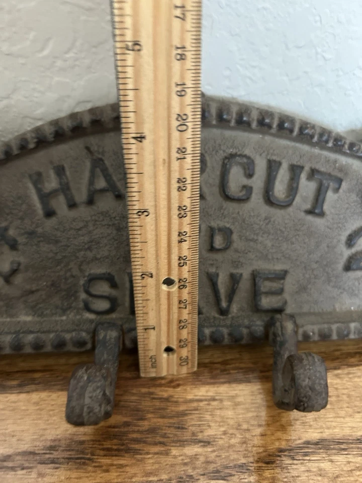 Letrero publicitario vintage de hierro fundido estilo rústico “corte de pelo y afeitado” 25c cortes-leer Foto 3 de 4