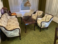 Stilmöbelgarnitur, Couch, 2 Sessel, 2 Hocker und passender Tisch - Bestzustand
