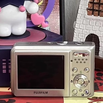 超名機 FINEPIＸ F31fd 早い者勝ち Fujifilm Finepix F31fd 6.3MP Digital Camera Silver w/ Charger