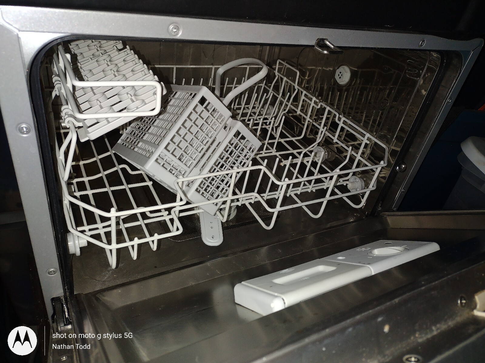 SPT Countertop dishwasher SD2202S (silver). Holds 6 place settings